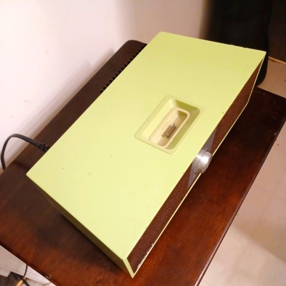 𝅺Specktone Retro iPod Docking Station - Picture 10 of 12